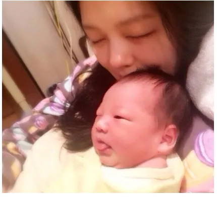 Pasca melahirkan bayinya, istri Wang Xiaofei ini langsung memposting foto bayinya di Weibo @xin.msn.com