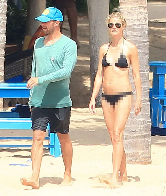 Gwyneth Paltrow dan Chris Martin tertangkap kamera menghabiskan waktu bersama © Fameflynet