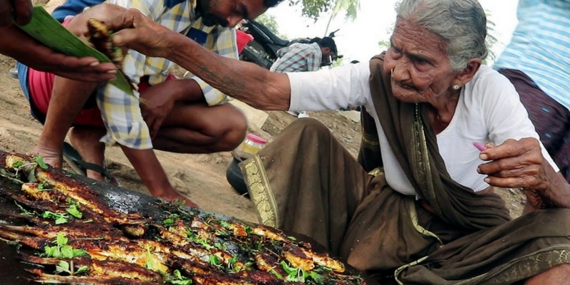 Nenek Mastanamma kini telah mendapatkan 250 ribu subscribers di Youtube berkat keahlian memasaknya © YourStory