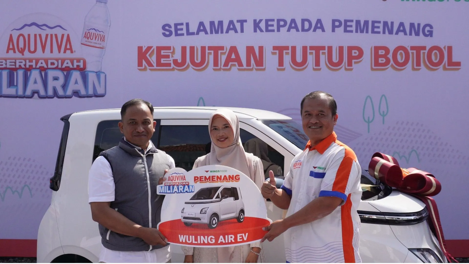 Penyerahan hadiah kepada pemenang program Kejutan Tutup Botol AQUVIVA. (Foto:Dok.AQUVIVA)