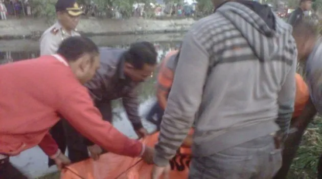 Proses evakuasi korban. @lensaindonesia/rofik