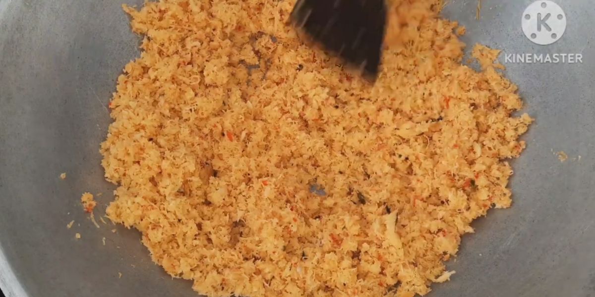 Stir-frying Urap Seasoning (source: YouTube emak emak ngevlog)