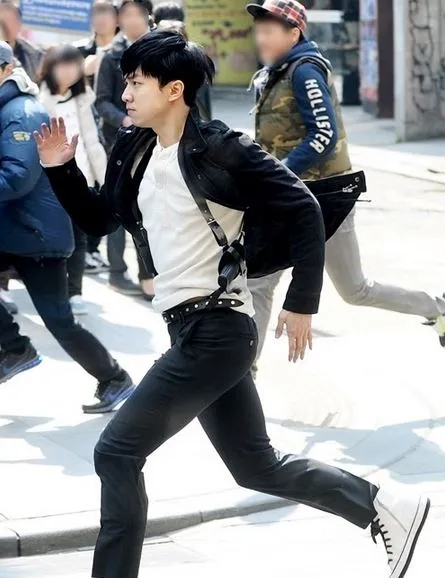 Lee Seung Gi saat syuting drama You're Surrounded @kdramastars.com
