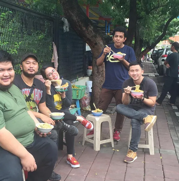 Ussy santai makan mie di pinggir jalan ©instagram/ussypratama