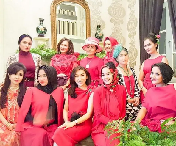Ussy dan teman-teman arisannya. Tapi ia tak mau disebut sebagai sosialita ©instagram/ussypratama
