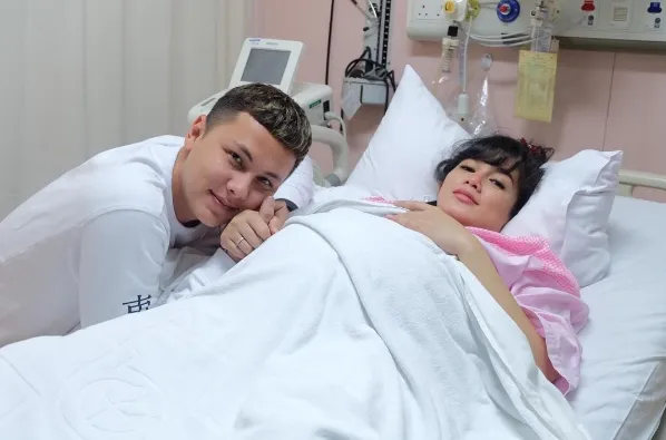Ussy Sulistyawati dan Andhika Pratama sempat mengunggah foto pra-persalinan 10 jam yang lalu sebelum baby Sheva lahir © instagram.com/ussypratama