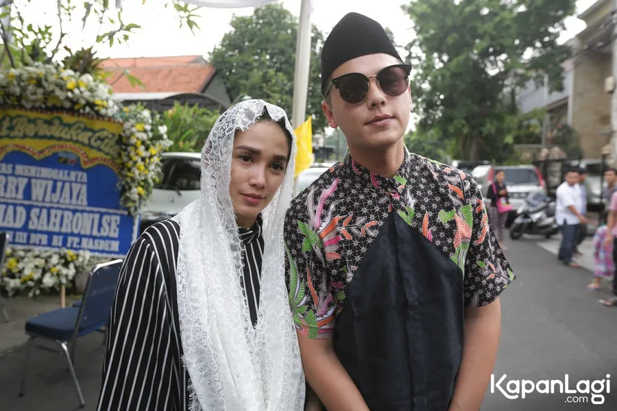Ussy dan Andhika di rumah duka © KapanLagi.com®/Budy Santoso