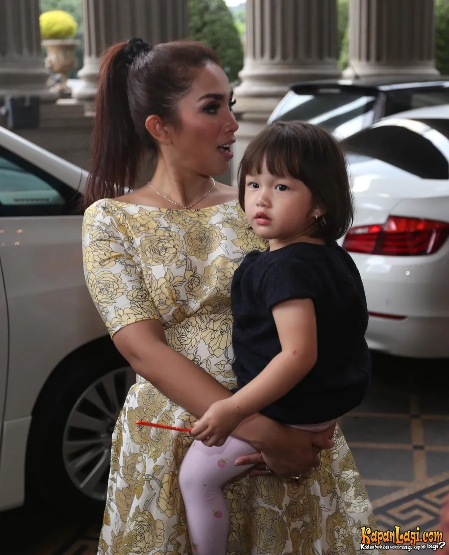 Ussy memilih melakukan kegiatan amal. ©KapanLagi.com®