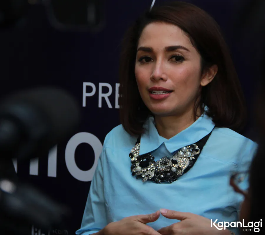 Ussy titipkan anak kepada orangtua saat jalani umrah//©KapanLagi.com®/M. Akrom Sukarya