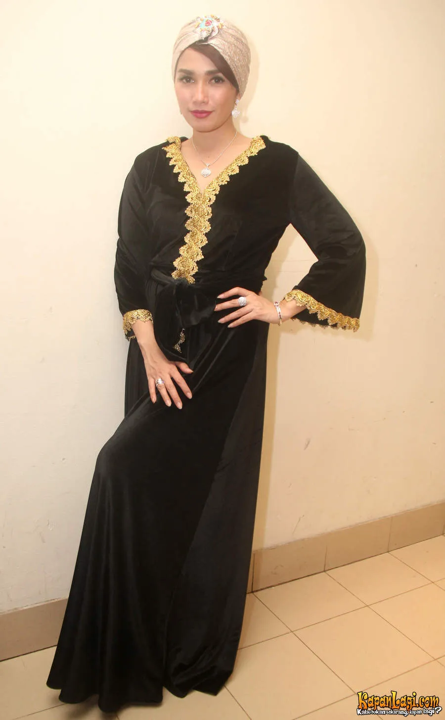 Ussy datang sendiri tanpa Andhika Pratama di pernikahan Adi dan Donita. ©KapanLagi.com/Ruswanto