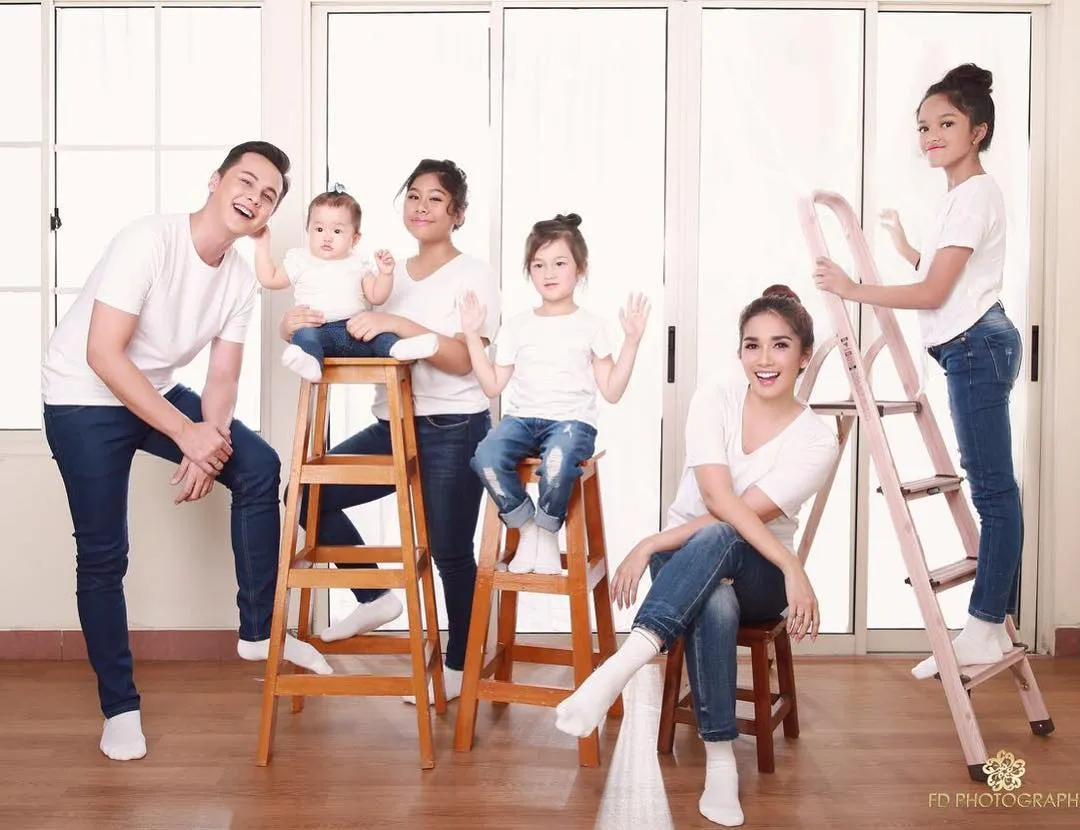 Kompaknya Ussy dan Andhika bersama empat putri mereka lakukan pemotretan. Credit: via instagram.com/ussypratama