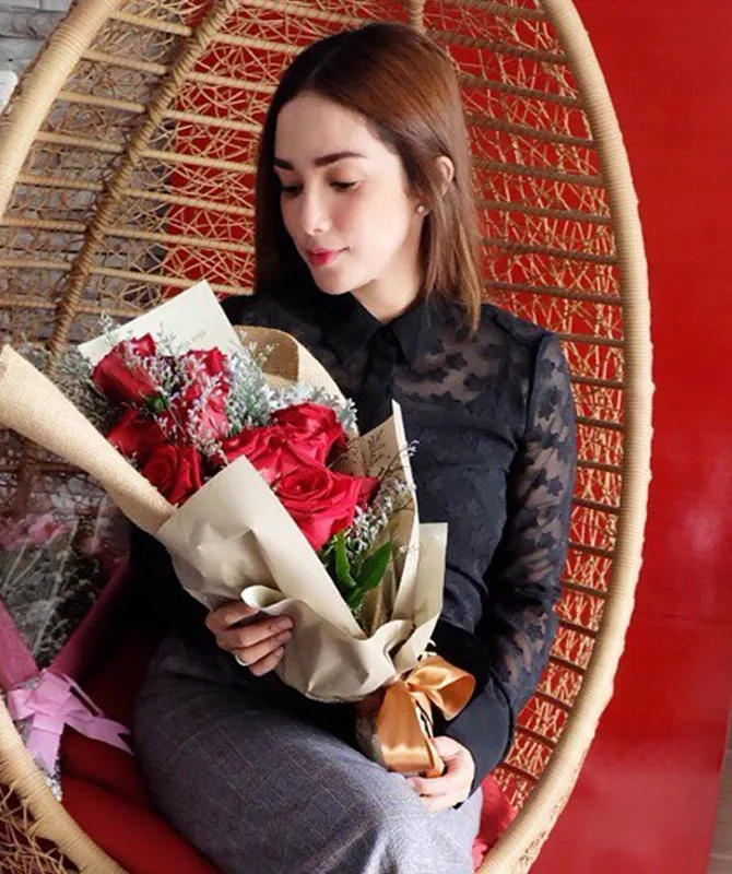 Ussy mendapat sebuket bunga dari anak-anaknya. (Credit: Instagram/ussypratama)