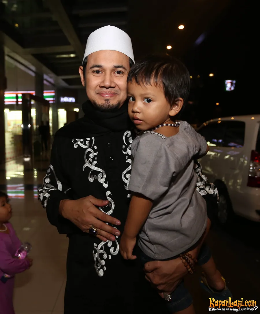 Guntur Bumi memicu semangat puasa anak-anaknya dengan hadiah. ©KapanLagi.com®/Budy Santoso