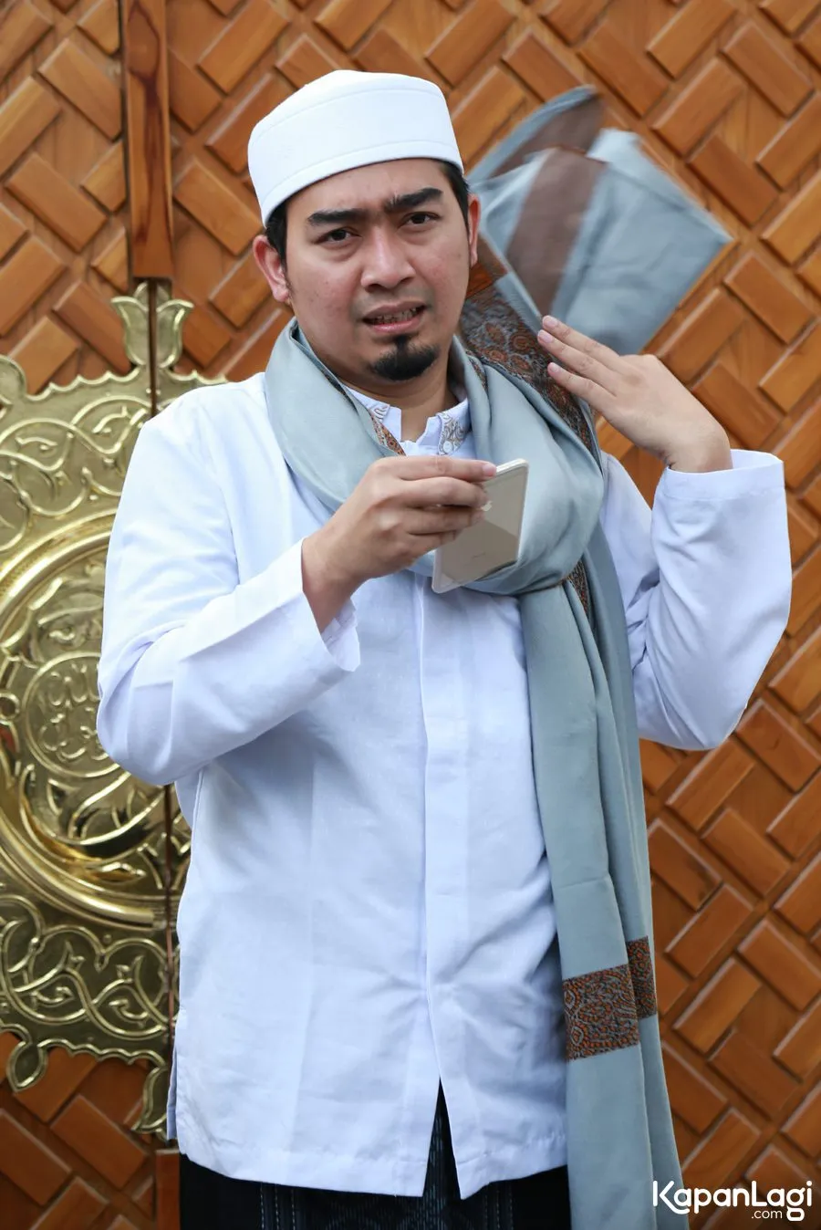Ustaz Solmed sempat mengalami masalah di Singapura.