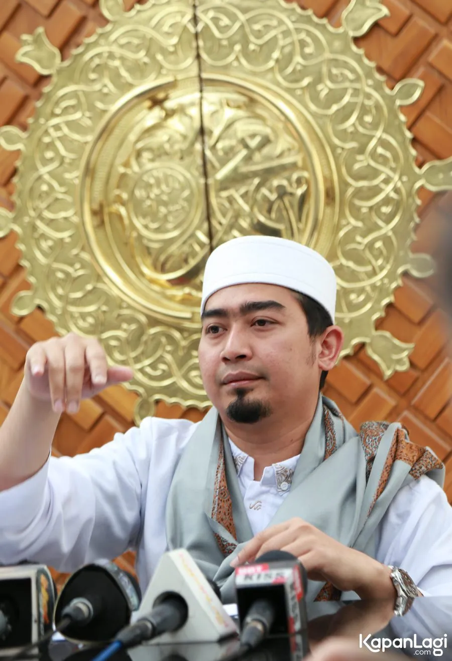 Setelah mendekam 10 jam tanpa diberi penjelasan, Ustaz Solmed akhirnya bisa pulang ke Indonesia pukul 7 malam © KapanLagi.com®/Agus Apriyanto