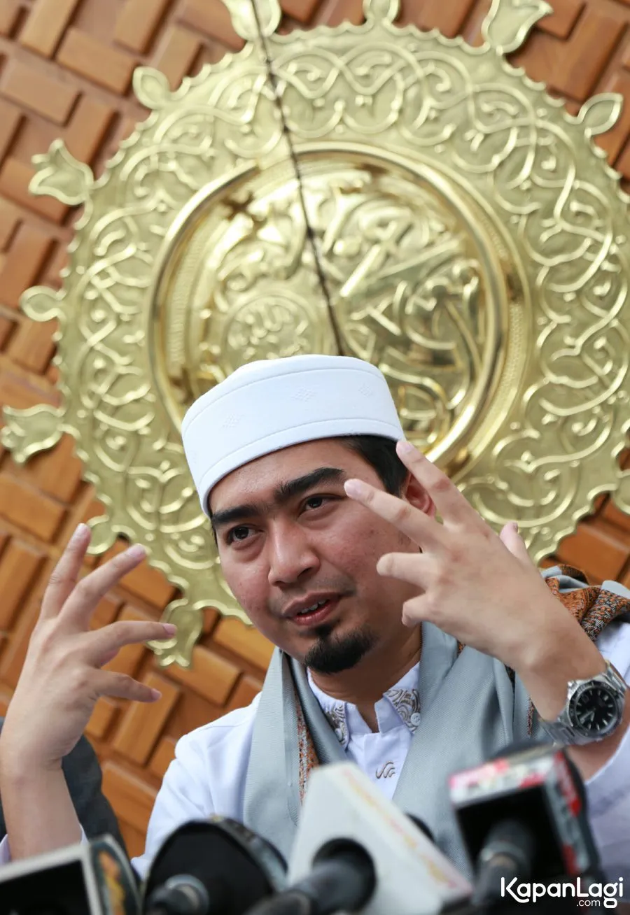 Ustaz Solmed ditahan 10 jam di Bandara Changi tanpa alasan yang jelas dan dimintai informasi pribadi © KapanLagi.com®/Agus Apriyanto