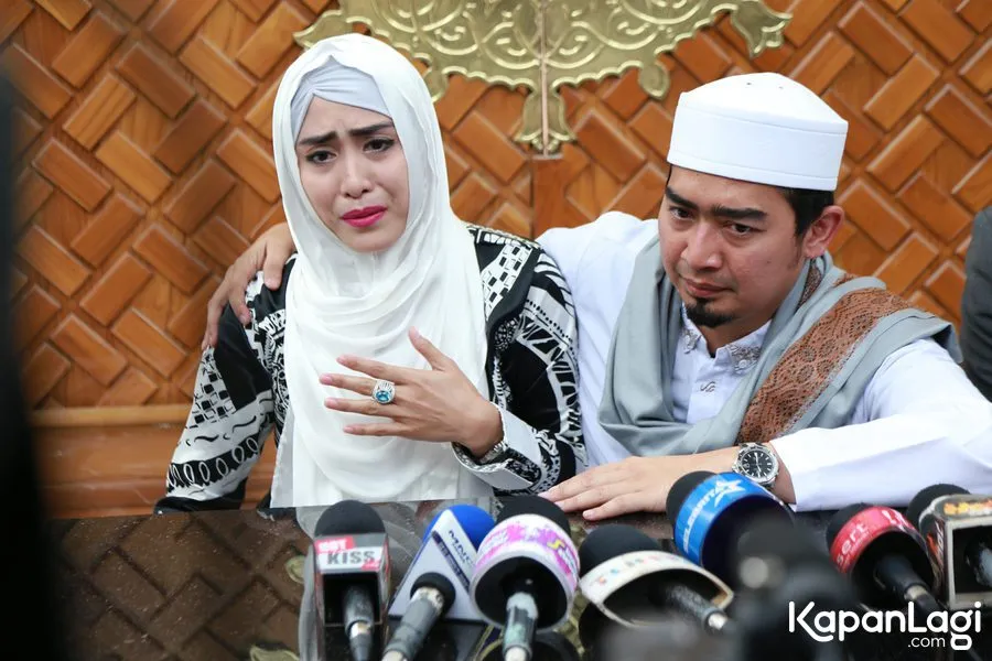 Emosional, April Jasmine tak habis pikir mengapa suaminya sampai dikeroyok/©KapanLagi.com®/Agus Apriyanto