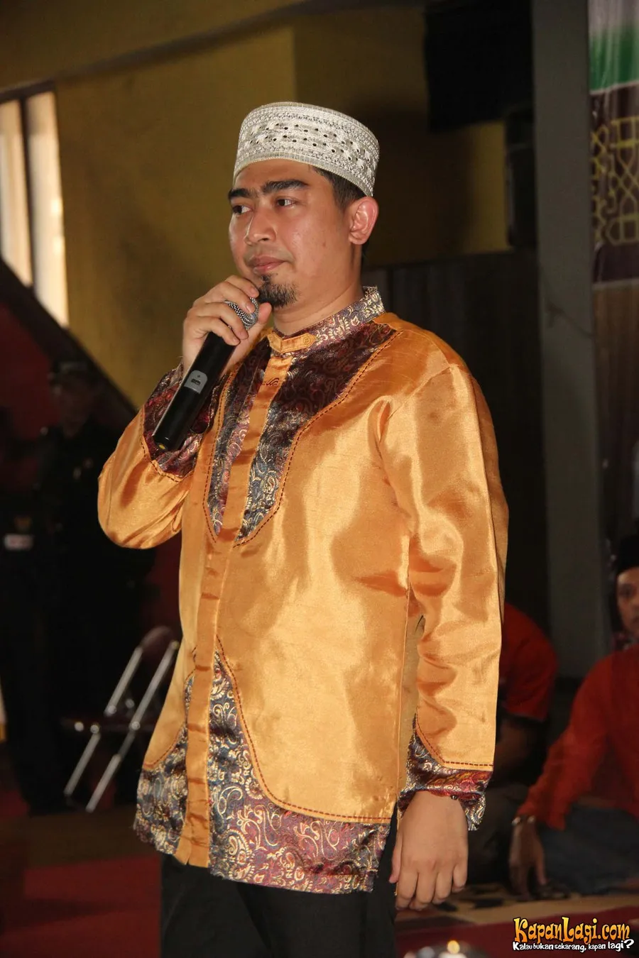 Ustaz Solmed dan April Jasmine merayakan dua tahun perkawinan dengan menyambangi rutan.