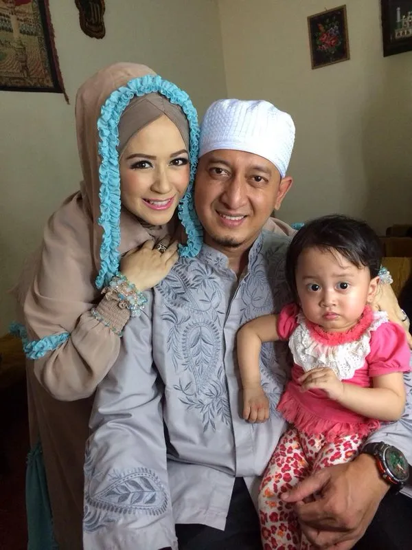 Ustaz Zacky Mirza dan Shinta Tanjung telah resmi bercerai. © twitter.com/chinta_mirza