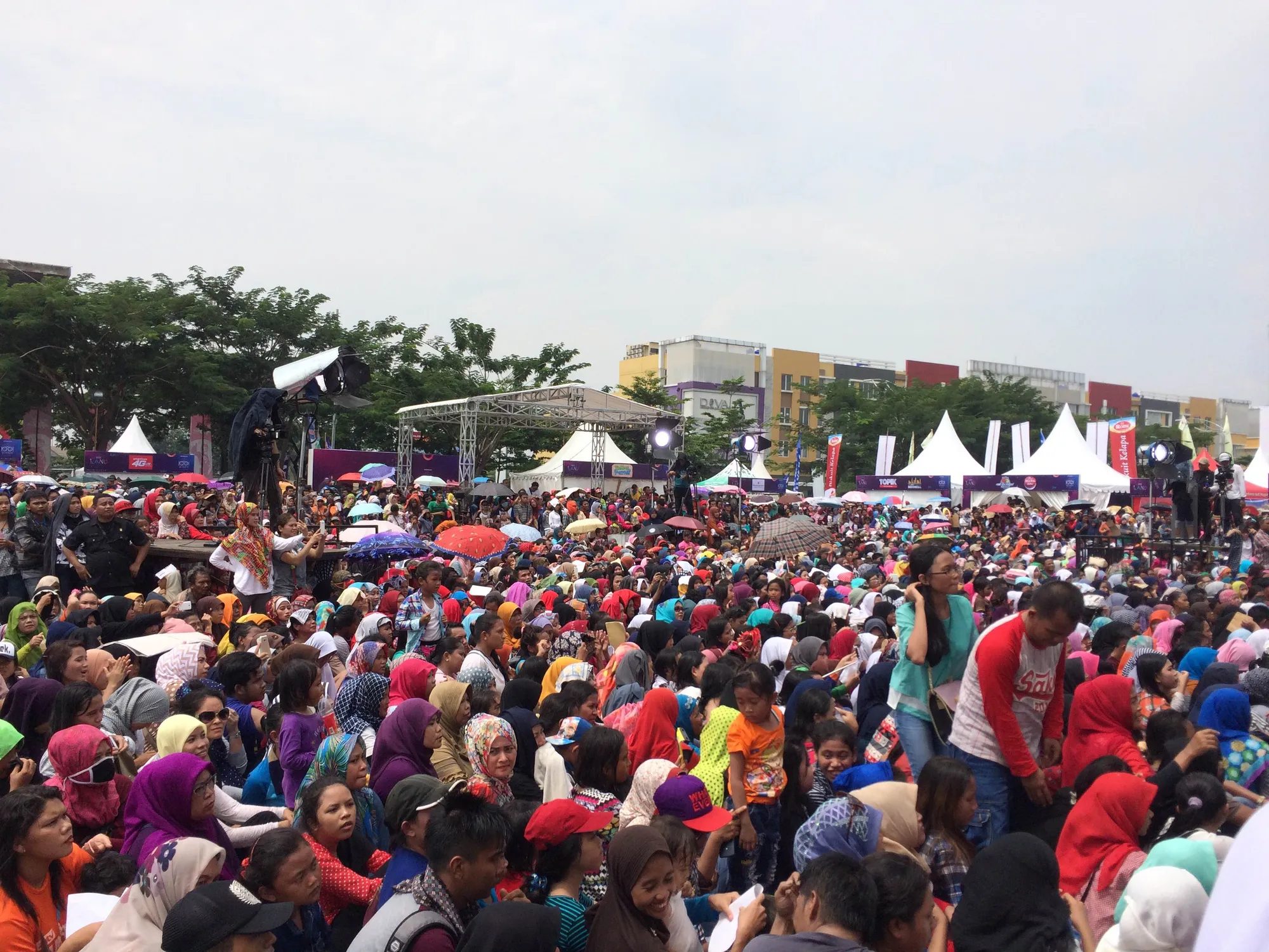 Ribuan orang rela menunggu di tengah terik mentari demi melihat pemain 'Uttaran'. ©KapanLagi.com®/Fikri Alfi Rosyadi