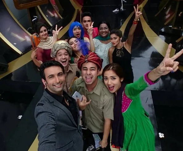 Serunya selfie bareng pemain Uttaran © instagram.com/nandishsandhu