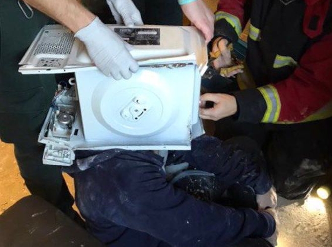 Petugas pemadam kebakaran membantu Jay yang terjebak di dalam microwave. (Credit: Youtube/TGFBro)