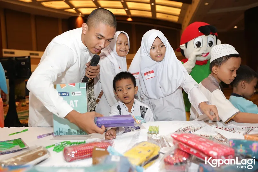 Uus apresiasi usaha pengemis yang sekilas 'mirip' pemain teater jalanan © KapanLagi.com®/Budy Santoso