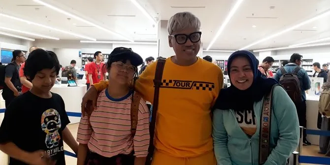 Uya dan keluarga borong 4 iPhone X / Credit: Merdeka.com