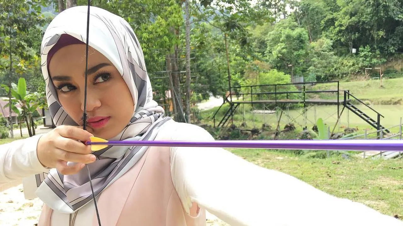 Uyaina Arshad juga jago memanah © instagram.com/uyainaarshad