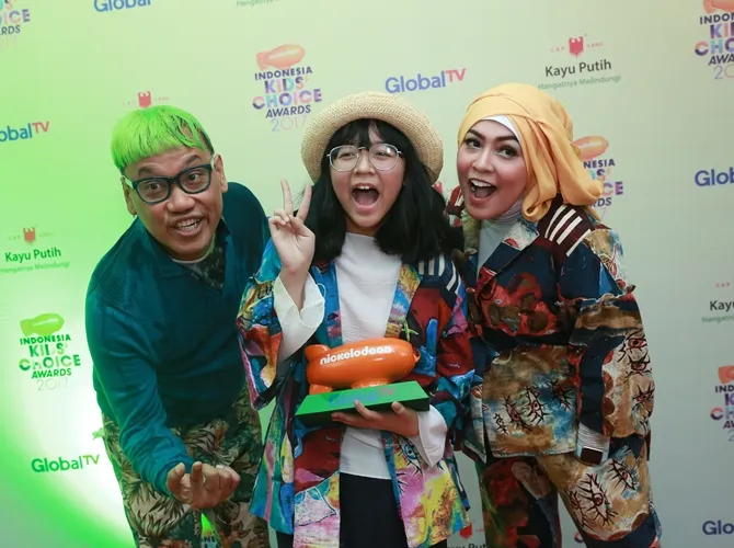 Uya Kuya memberikan pendidikan dini tentang narkoba kepada anak-anaknya. © KapanLagi.com/Agus Apriyanto
