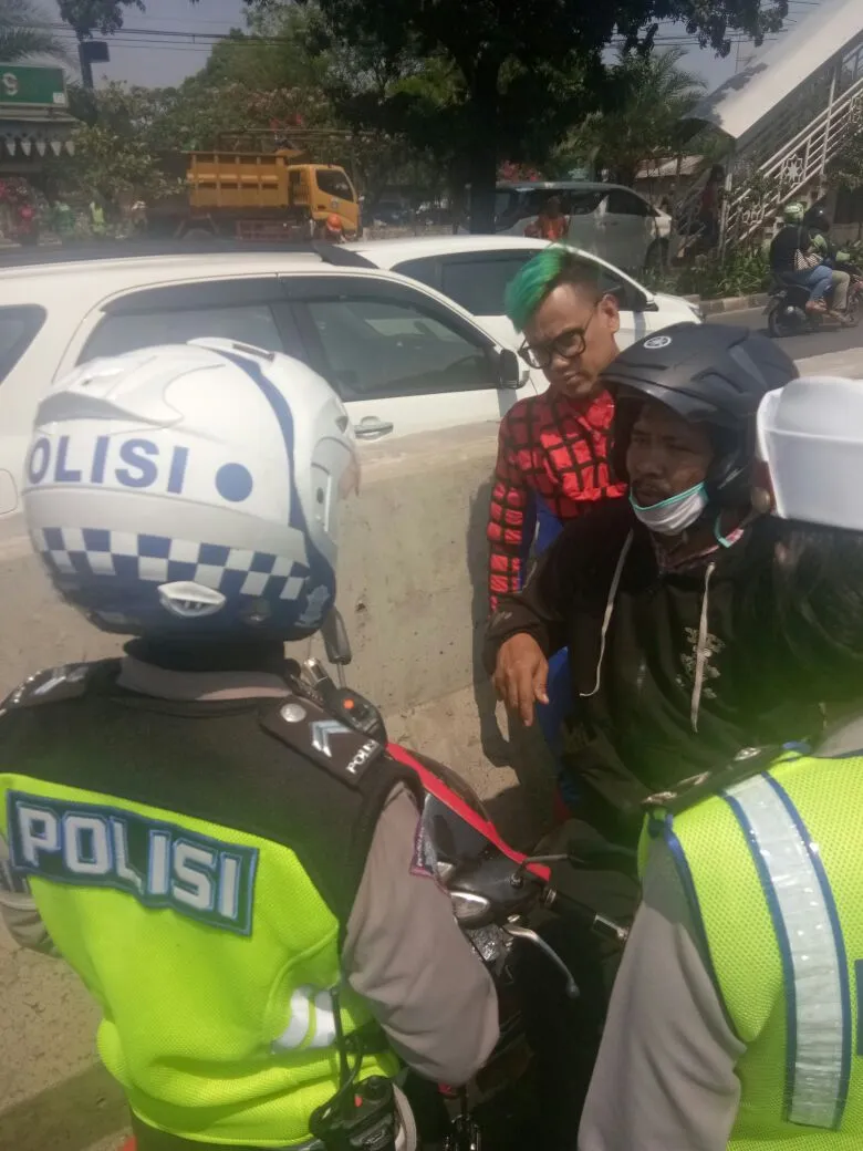 Uya jadi 'Spiderman' dan turun ke jalan © Twitter/TMCPoldaMetro