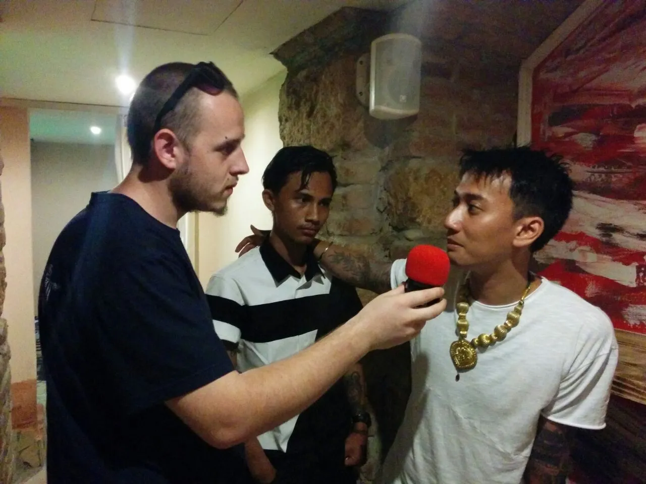 Aksi V1MAST menarik perhatian media lokal  © KapanLagi.com/Adhib Mujaddid