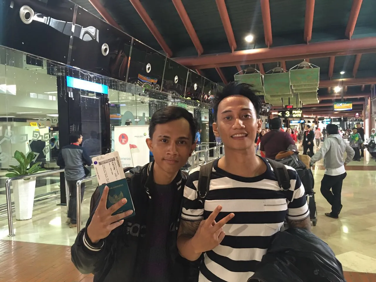 V1MAST di Bandara Soekarno Hatta, beberapa saat sebelum berngkat ke Praha