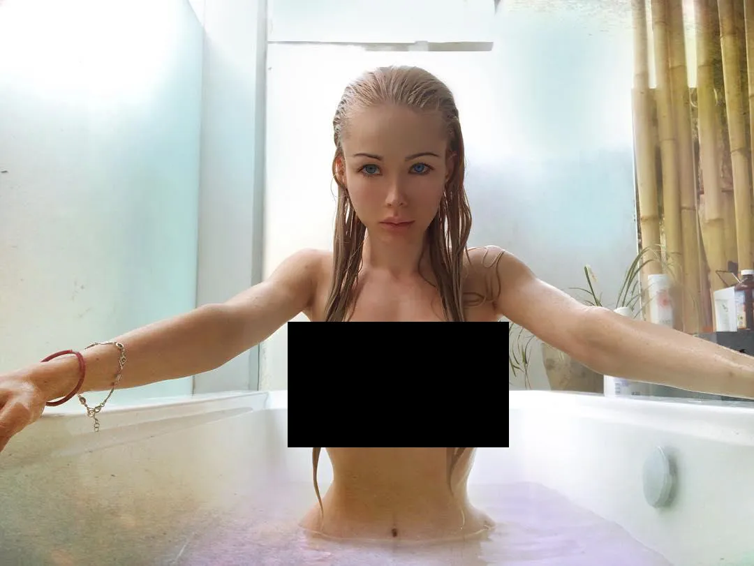 Valeria topless dalam bathtub © instagram.com/valeria_lukyanova21