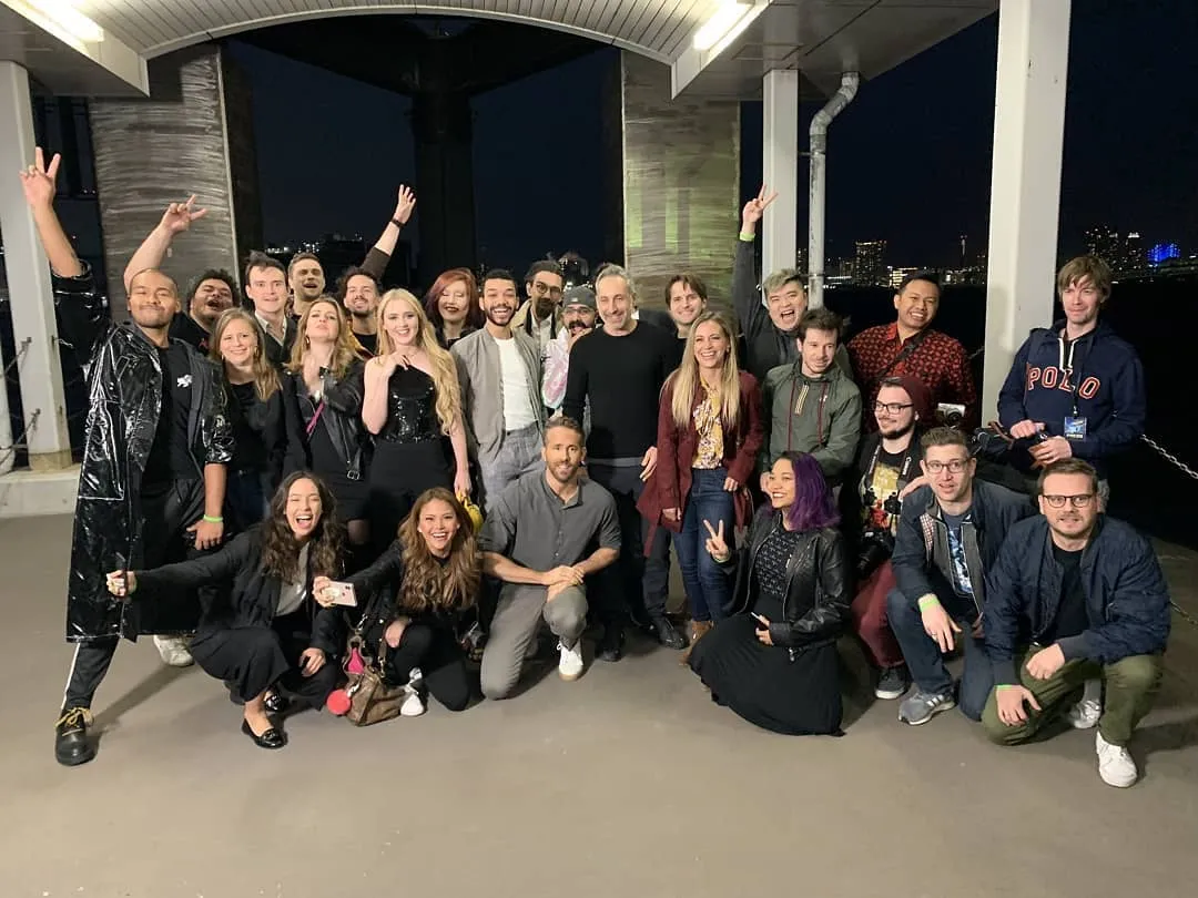 Para jurnalis dan influencer dari Asia, Eropa, dan Amerika berfoto bersama Ryan Reynolds dkk. Foto: WarnerBros via Valentina Pulgarin