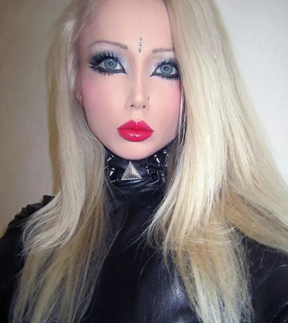 ingat valeria lukyanova? ternyata senyumnya cantik banget!