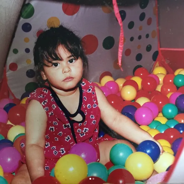 Saat masih kecil, Valerie pun juga gemar bermain mandi bola. So cute! /©instagram.com/valerieethomas