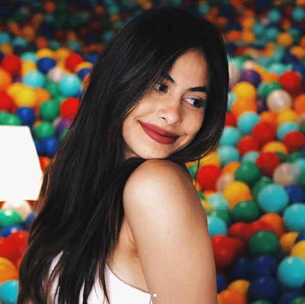 Senyum ceria Valerie berpose di sebuah tempat mandi bola. /©instagram.com/valerieethomas