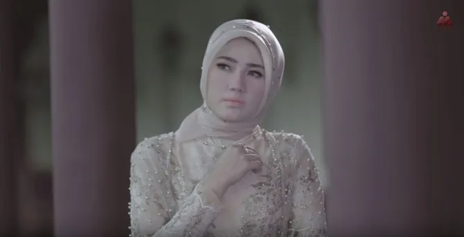 Via Vallen kenakan hijab di single religi (credit: youtube.com)