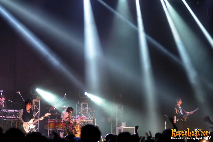 VAMPS memukau penonton dengan 11 lagu © KapanLagi.com®/Bayu Herdianto