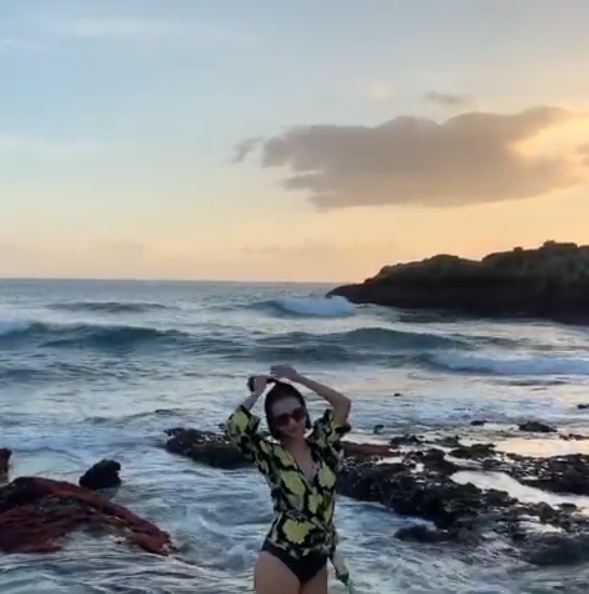 Nikmati Senja Pantai Di Bali Vanessa Angel Tampil Hot Pakai