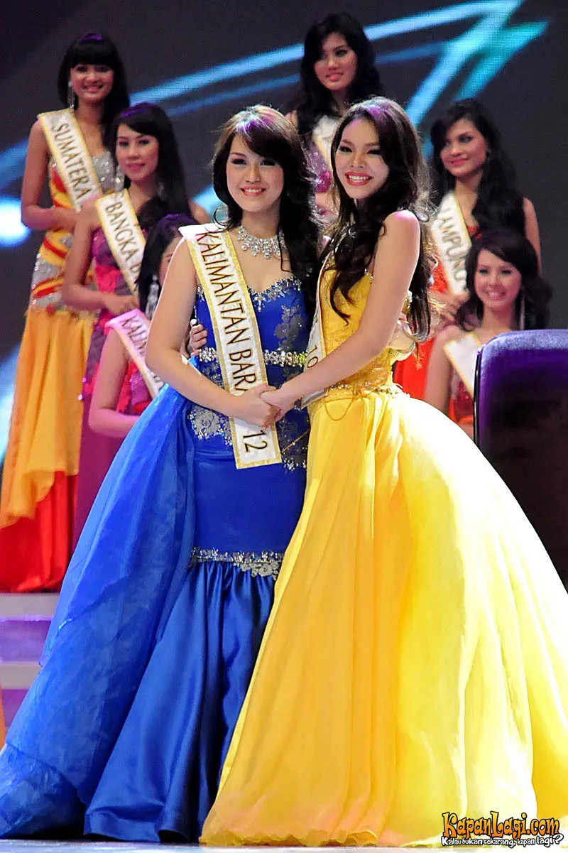 Vania Larissa (berbaju Biru) kontestan Indonesia di Miss World 2013