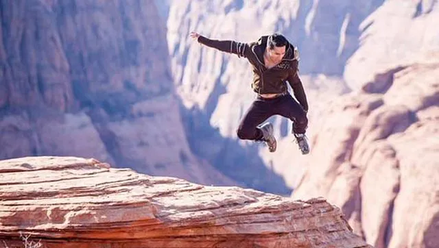 Adegan berbahaya yang dilakukan Varun Dhawan dalam film 'ABCD 2' @hindustantimes.com