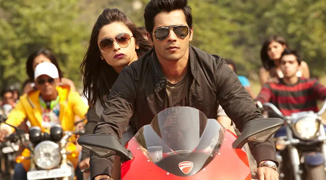 Adegan Varun dengan Alia dalam STUDENT OF THE YEAR