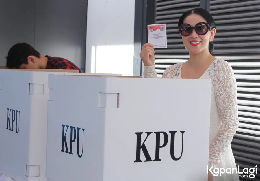 Venna temani Athalla nyoblos pertama kalinya/©KapanLagi.com®/Agus Apriyanto