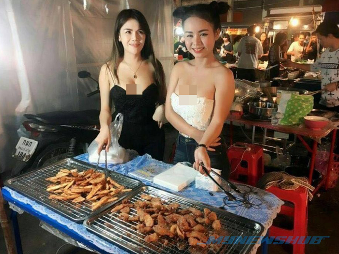 Dua gadis Thailand ini menjajakan pisang goreng dengan penampilan seksi © mynewshub.cc