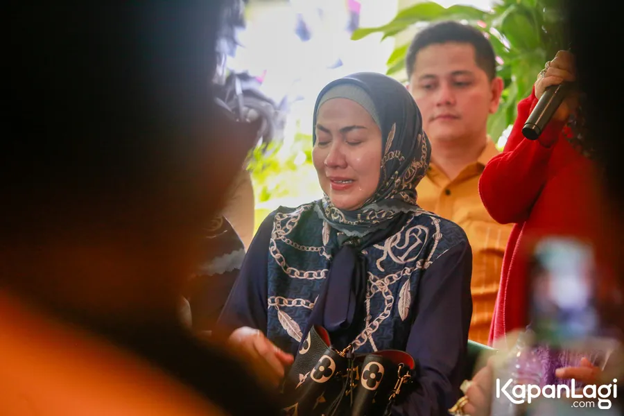 Venna Melinda di konferensi pers Senin (1/2) © KapanLagi.com/Muhammad Akrom Sukarya