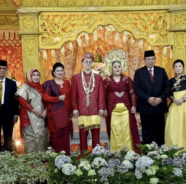 Presiden ke-6 Susilo Bambang Yudhoyono turut menghadiri resepsi pernikahan Vera dan Jun © instagram.com/veranandaputri