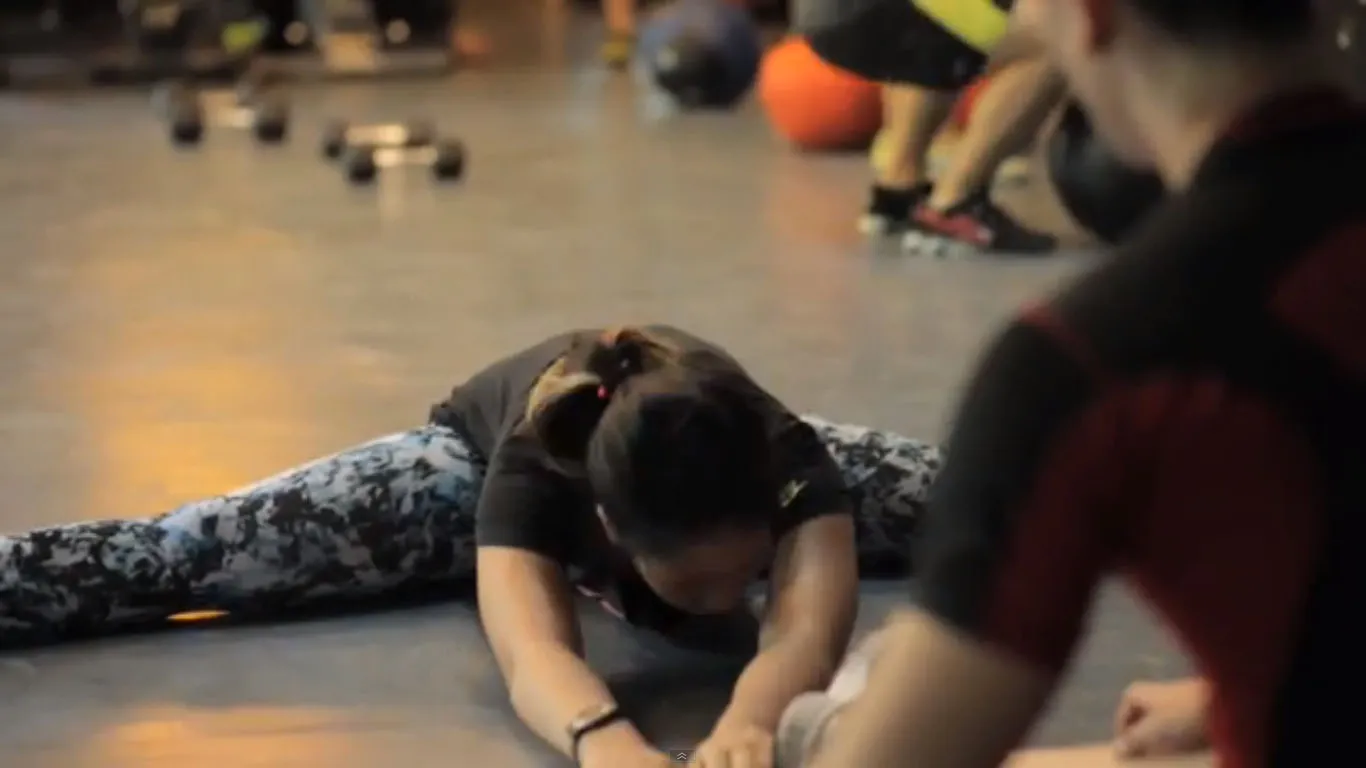 Verrell nggak nyangka kalau badan Dhea Seto bisa lentur banget! ©YouTube/bamboomfilms