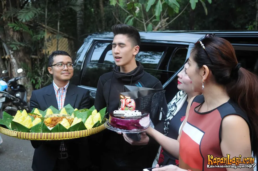 Verrell mendapatkan tumpeng spesial dari sang ibu. ©KapanLagi.com/Bayu Herdianto
